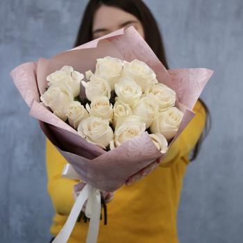 Букет Эквадорские розы 15 шт в пленке премиум